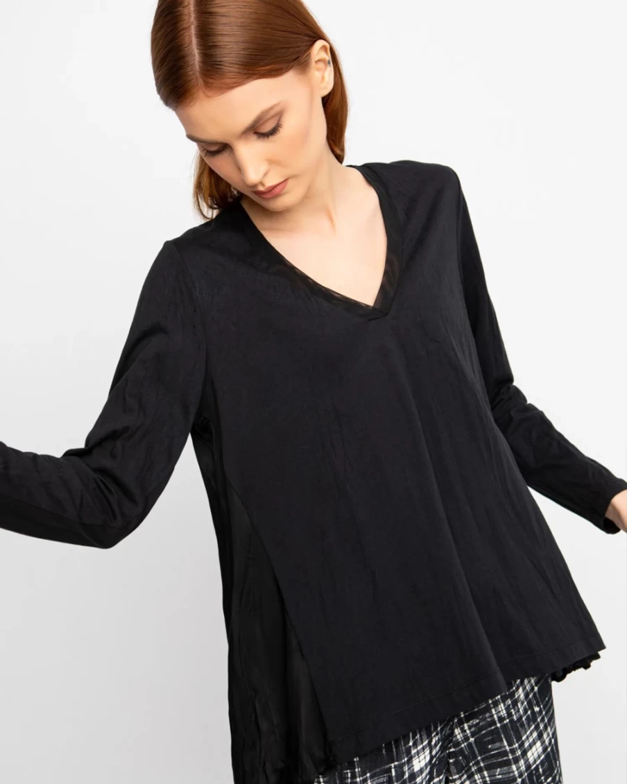 ALEMBIKA Women's Ozai N Ku Melody V-Neck Top in Black